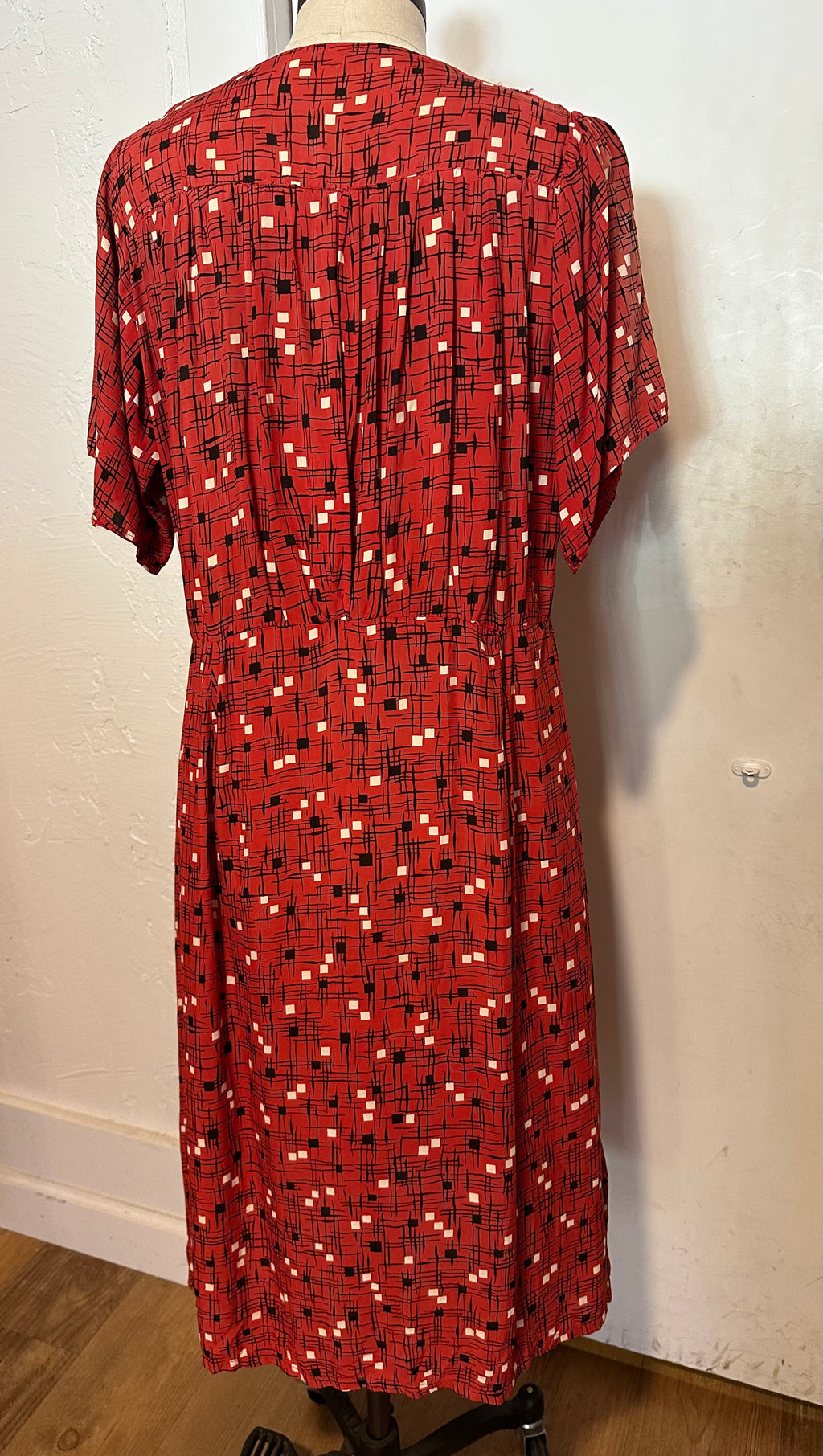 40s red/blk/white print rayon dress