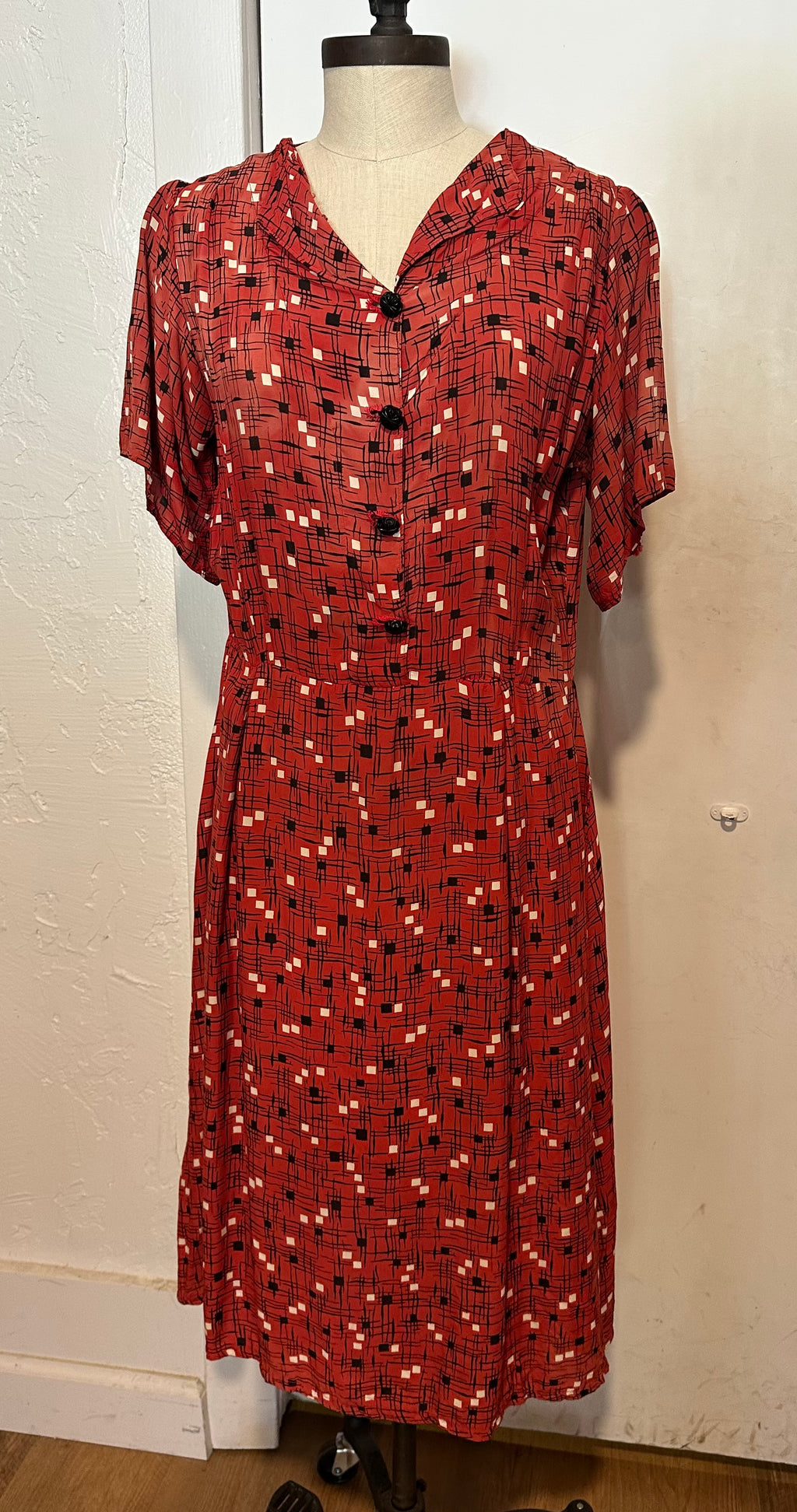 40s red/blk/white print rayon dress