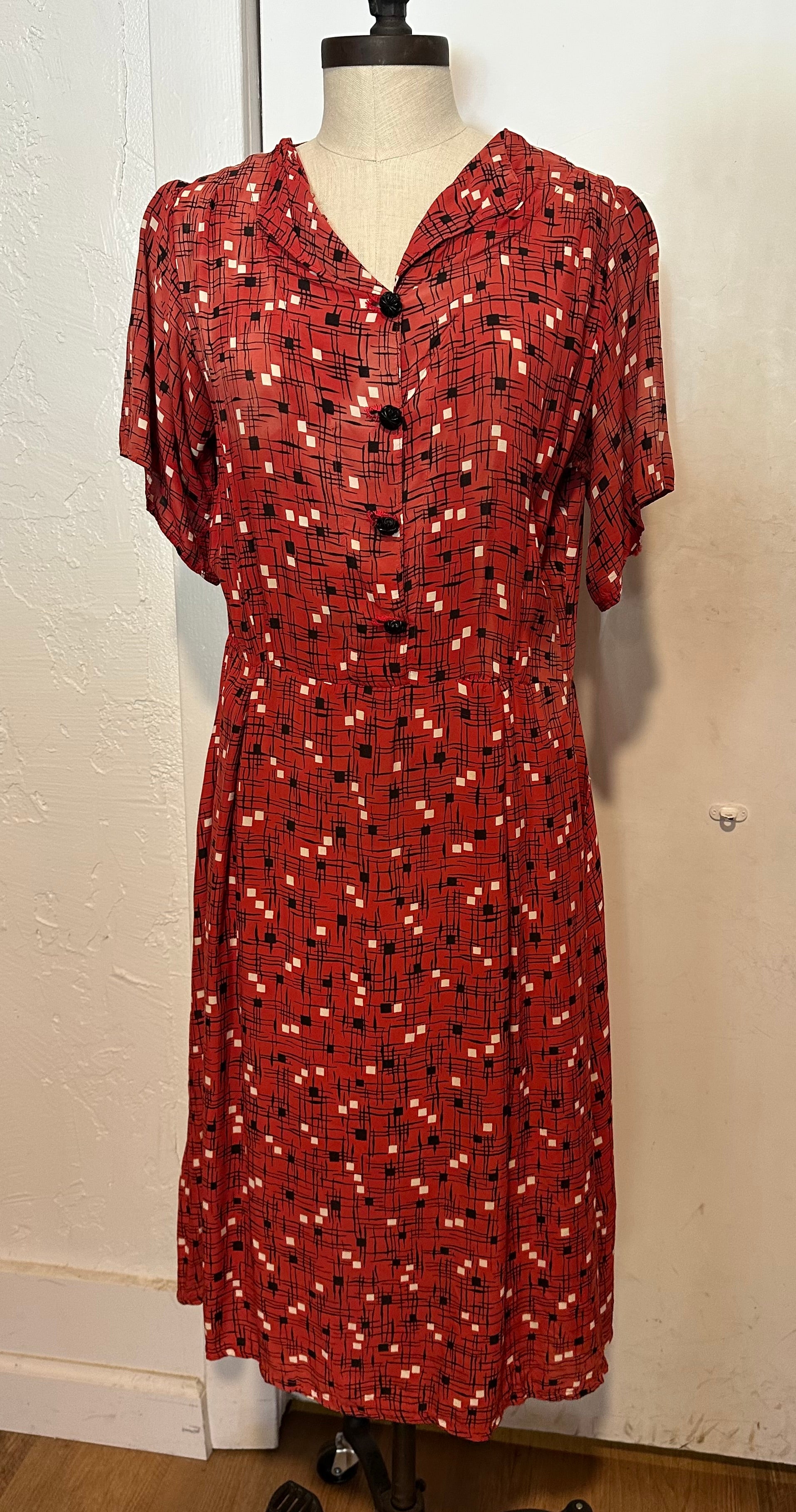 40s red/blk/white print rayon dress